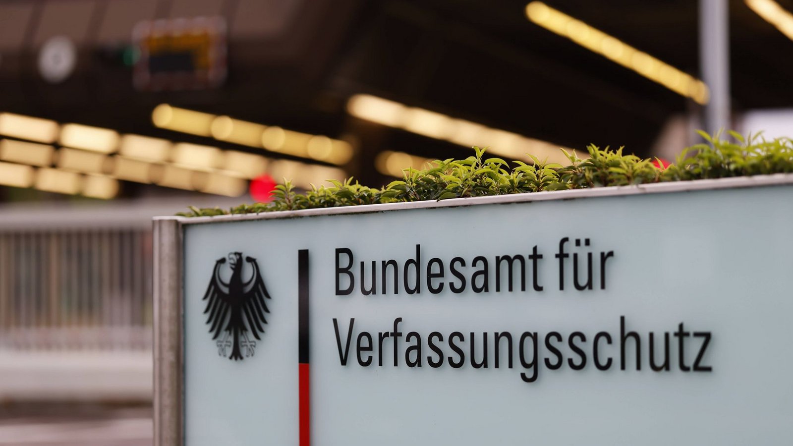 Seit November 2025 leitet der Verfassungsschutz in Baden-Württemberg strafrechtlich relevante Hinweise an die Staatsanwaltschaft (Symbolfoto).Foto: IMAGO/Panama Pictures/IMAGO/Christoph Hardt