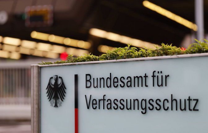 Seit November 2025 leitet der Verfassungsschutz in Baden-Württemberg strafrechtlich relevante Hinweise an die Staatsanwaltschaft (Symbolfoto).<span class='image-autor'>Foto: IMAGO/Panama Pictures/IMAGO/Christoph Hardt</span>