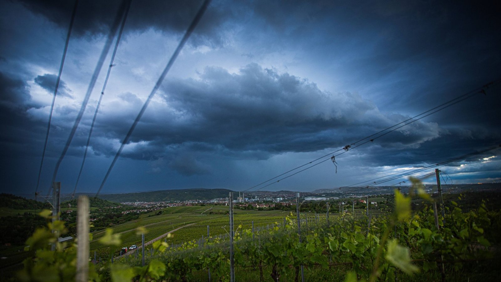 Dunkle Wolken am 1. Juni über Stuttgart.Foto: IMAGO/vmd-images Dunkle Wolken am 1. Juni über Stuttgart.Foto: IMAGO/vmd-images