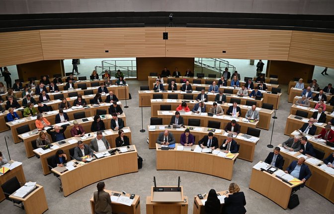 Landtagsabgeordnete folgen im Plenarsaal einer Sitzung des Landtags.<span class='image-autor'>Foto: Katharina Kausche/dpa</span>
