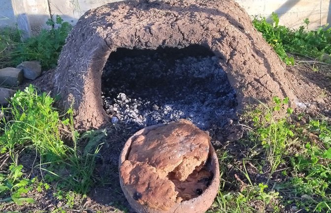 Mit tierischem Fett hergestellte „Focaccia“, gebacken in einer nachgebauten Tonschale als Backunterlage in einem Kuppelofen.<span class='image-autor'>Foto: © Sergio Taranto</span>