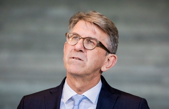 Kulturstaatsminister Wolfram Weimer erläutert seinen Umgang mit der Vergabe des Deutschen Buchhandlungspreises. (Archivbild)<span class='image-autor'>Foto: Christoph Soeder/dpa</span>