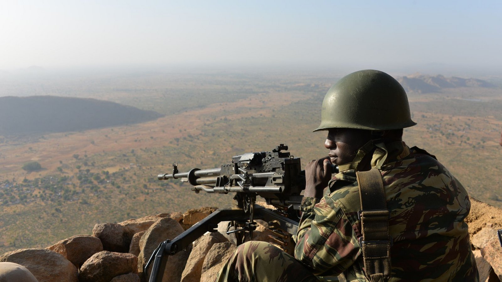 Ein Soldat der nigerianischen Armee an einem Maschinengewehr. Seit dem Jahr 2009 sind in dem afrikanischen Land zehntausende Menschen getötet worden (Archivbild).Foto: AFP/Reinnier KAZE Ein Soldat der nigerianischen Armee an einem Maschinengewehr. Seit dem Jahr 2009 sind in dem afrikanischen Land zehntausende Menschen getötet worden (Archivbild).Foto: AFP/Reinnier KAZE