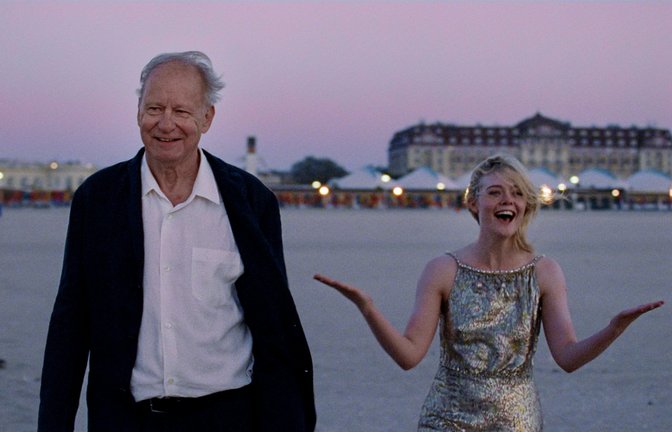 Stellan Skarsgard als Gustav Borg und Elle Fanning als Rachel Kemp in einer Szene des Films "Sentimental Value".<span class='image-autor'>Foto: picture alliance/dpa/Plaion Pictures/Studiocanal | Kasper Tuxen Andersen</span>
