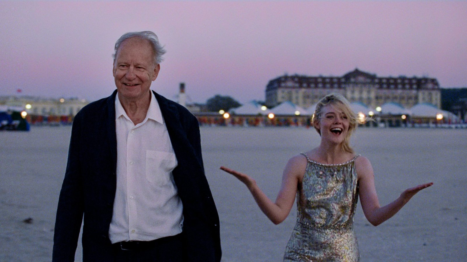 Stellan Skarsgard als Gustav Borg und Elle Fanning als Rachel Kemp in einer Szene des Films "Sentimental Value".Foto: picture alliance/dpa/Plaion Pictures/Studiocanal | Kasper Tuxen Andersen Stellan Skarsgard als Gustav Borg und Elle Fanning als Rachel Kemp in einer Szene des Films "Sentimental Value".Foto: picture alliance/dpa/Plaion Pictures/Studiocanal | Kasper Tuxen Andersen