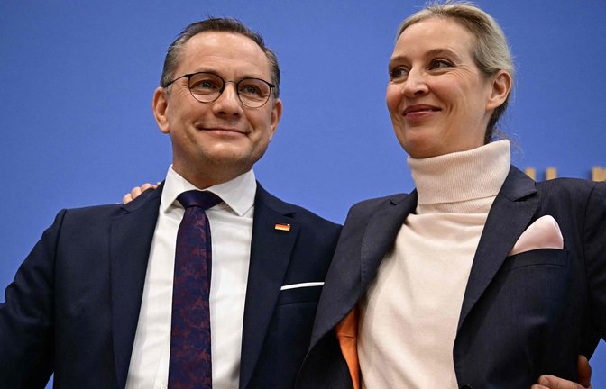Präsentieren sich nach der Wahl geeint und jubelnd: Die AfD-Chefs Tino Chrupalla und Alice Weidel.<span class='image-autor'>Foto: AFP/Tobias Schwarz</span>