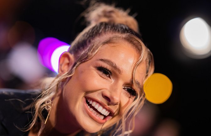 Moderatorin Lola Weippert bespricht mit den Kandidaten in den Wiedersehensshow, was seit Drehschluss bei den Paaren passiert ist.<span class='image-autor'>Foto: dpa</span>