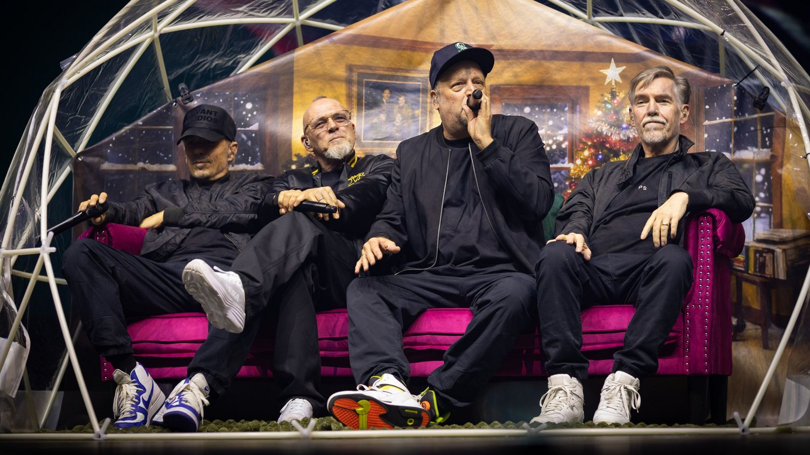 Gemächlicher Start auf dem Sofa: Die Fantastischen Vier in der SchleyerhalleFoto: Lichtgut/Julian Rettig Gemächlicher Start auf dem Sofa: Die Fantastischen Vier in der SchleyerhalleFoto: Lichtgut/Julian Rettig