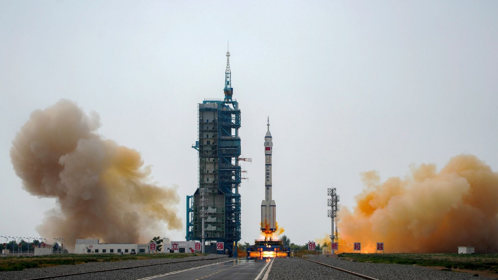 China investiert seit Jahren kräftig in sein Weltraumprogramm (Archivbild).Foto: Mark Schiefelbein/AP/dpa
