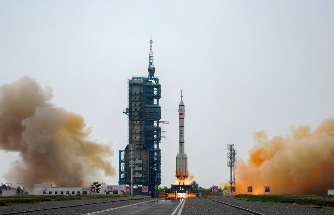China investiert seit Jahren kräftig in sein Weltraumprogramm (Archivbild).<span class='image-autor'>Foto: Mark Schiefelbein/AP/dpa</span>