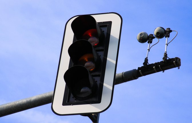 Kameras auf Ampeln sorgen für einen optimierten Verkehrsfluss, indem sie die Verkehrsdichte messen und Grünphasen anpassen. Erfahre, warum sie nichts mit Ampel-Blitzern zu tun haben.<span class='image-autor'>Foto: Ralf Liebhold / Shutterstock.com</span>