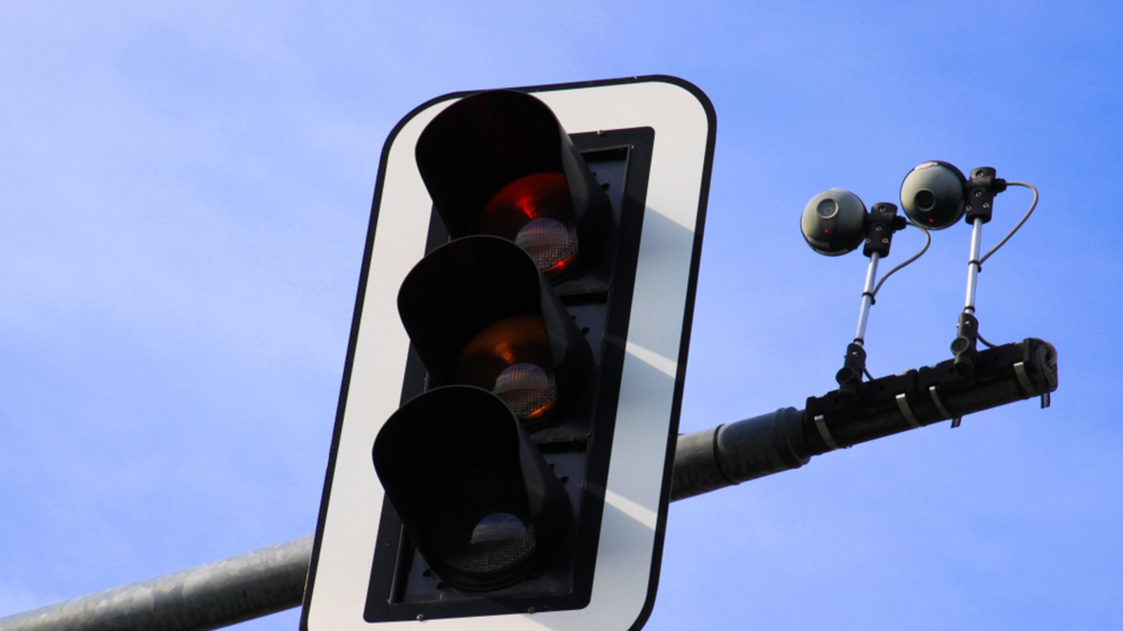 Kameras auf Ampeln sorgen für einen optimierten Verkehrsfluss, indem sie die Verkehrsdichte messen und Grünphasen anpassen. Erfahre, warum sie nichts mit Ampel-Blitzern zu tun haben.Foto: Ralf Liebhold / Shutterstock.com Kameras auf Ampeln sorgen für einen optimierten Verkehrsfluss, indem sie die Verkehrsdichte messen und Grünphasen anpassen. Erfahre, warum sie nichts mit Ampel-Blitzern zu tun haben.Foto: Ralf Liebhold / Shutterstock.com