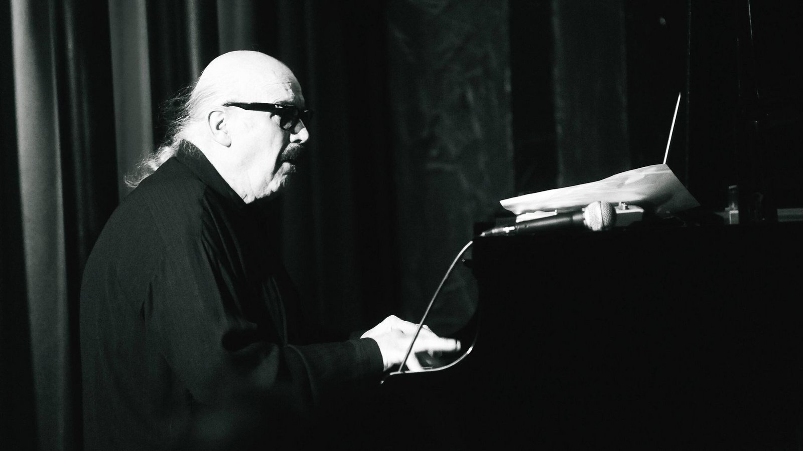 Der Stuttgarter Jazzpianist und Komponist Wolfgang Dauner (1935-2020) bei einem Auftritt im Jahr 2015. Bei einem Konzert in der Liederhalle wurde an die Kraft seiner Musik erinnert.Foto: imago images/Hartenfelser Der Stuttgarter Jazzpianist und Komponist Wolfgang Dauner (1935-2020) bei einem Auftritt im Jahr 2015. Bei einem Konzert in der Liederhalle wurde an die Kraft seiner Musik erinnert.Foto: imago images/Hartenfelser