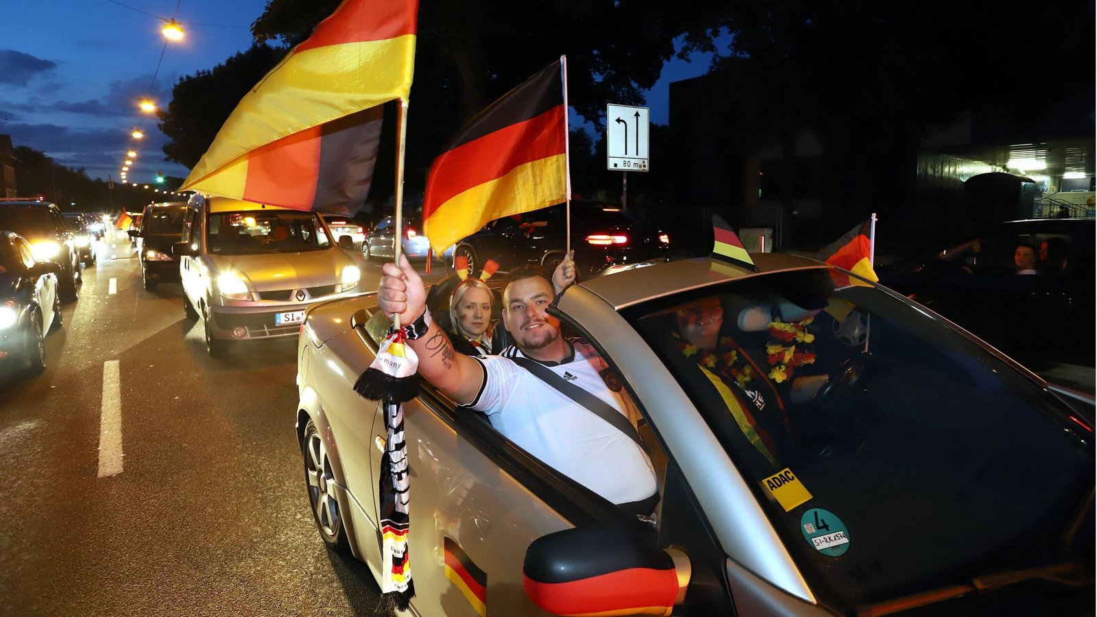 Deutsche Fans feiern den Sieg mit einem Autokorso nach dem Spiel der Fussball-Weltmeisterschaft 2018 Deutschland-Schweden, am 23. Juni 2018 in Siegen.Foto: ago/Rene Traut