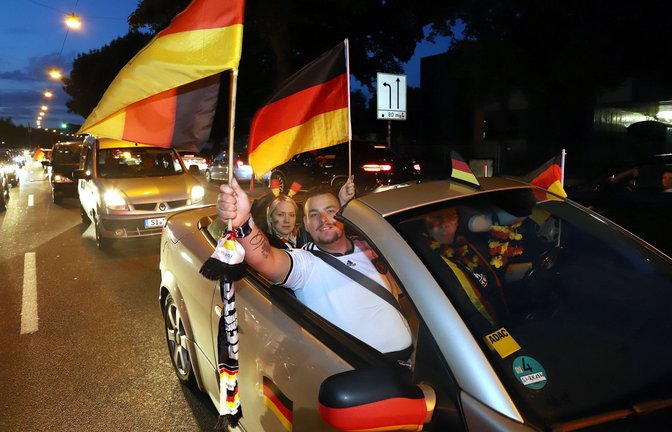 Deutsche Fans feiern den Sieg mit einem Autokorso nach dem Spiel der Fussball-Weltmeisterschaft 2018 Deutschland-Schweden, am 23. Juni 2018 in Siegen.<span class='image-autor'>Foto: ago/Rene Traut</span>
