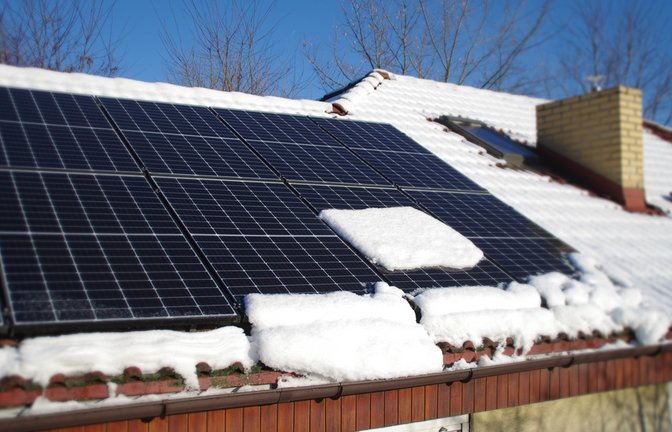 Wenn sich im Winter Schnee auf der PV-Anlage sammelt, stellt sich schnell die Frage, ob eine Räumung sinnvoll ist. Mehr dazu hier.<span class='image-autor'>Foto: Skorzewiak / Shutterstock.com</span>
