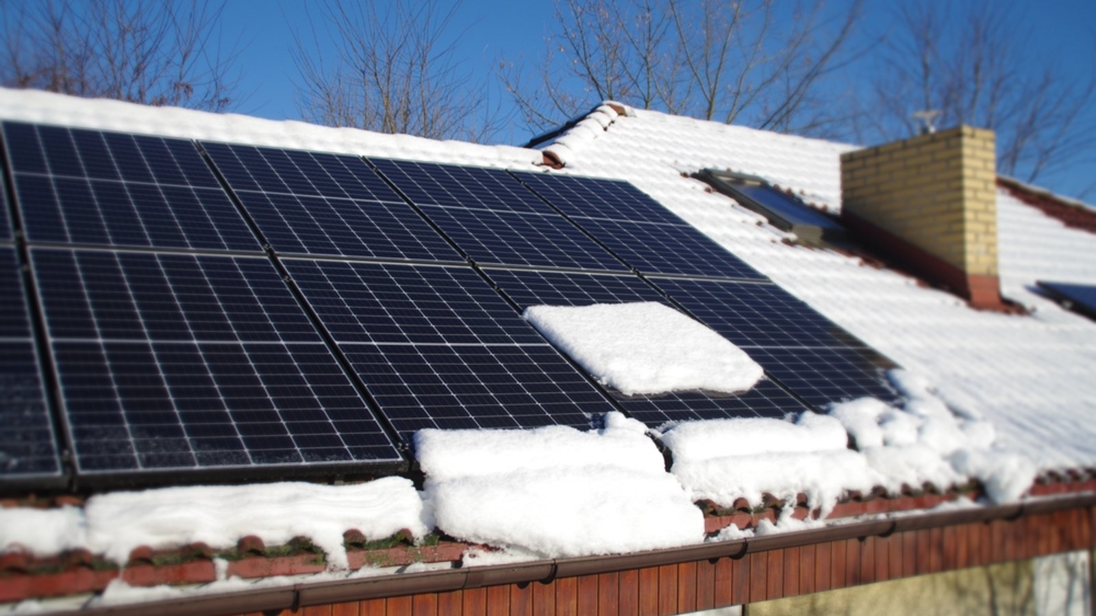Wenn sich im Winter Schnee auf der PV-Anlage sammelt, stellt sich schnell die Frage, ob eine Räumung sinnvoll ist. Mehr dazu hier.Foto: Skorzewiak / Shutterstock.com Wenn sich im Winter Schnee auf der PV-Anlage sammelt, stellt sich schnell die Frage, ob eine Räumung sinnvoll ist. Mehr dazu hier.Foto: Skorzewiak / Shutterstock.com