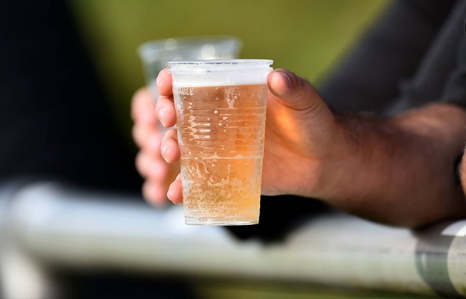 Das Bundesgesundheitsministerium rät dazu, bei Hitze lieber aufs Bier am Fußballplatz zu verzichten (Symbolbild).<span class='image-autor'>Foto: IMAGO/Fotografie73</span>