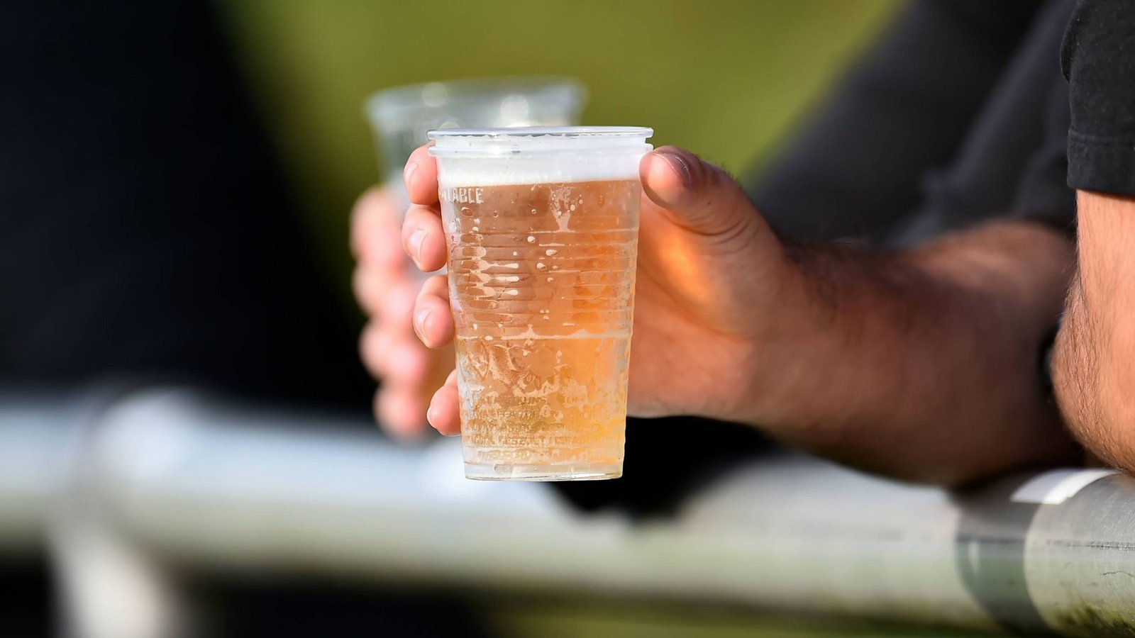 Das Bundesgesundheitsministerium rät dazu, bei Hitze lieber aufs Bier am Fußballplatz zu verzichten (Symbolbild).Foto: IMAGO/Fotografie73 Das Bundesgesundheitsministerium rät dazu, bei Hitze lieber aufs Bier am Fußballplatz zu verzichten (Symbolbild).Foto: IMAGO/Fotografie73