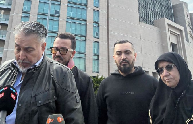 Trauernde Angehörige vor dem Prozess in Istanbul: die Eltern und der Bruder des toten Familienvaters  mit ihrem Anwalt (2.v.l.)<span class='image-autor'>Foto: dpa/Linda Say</span>