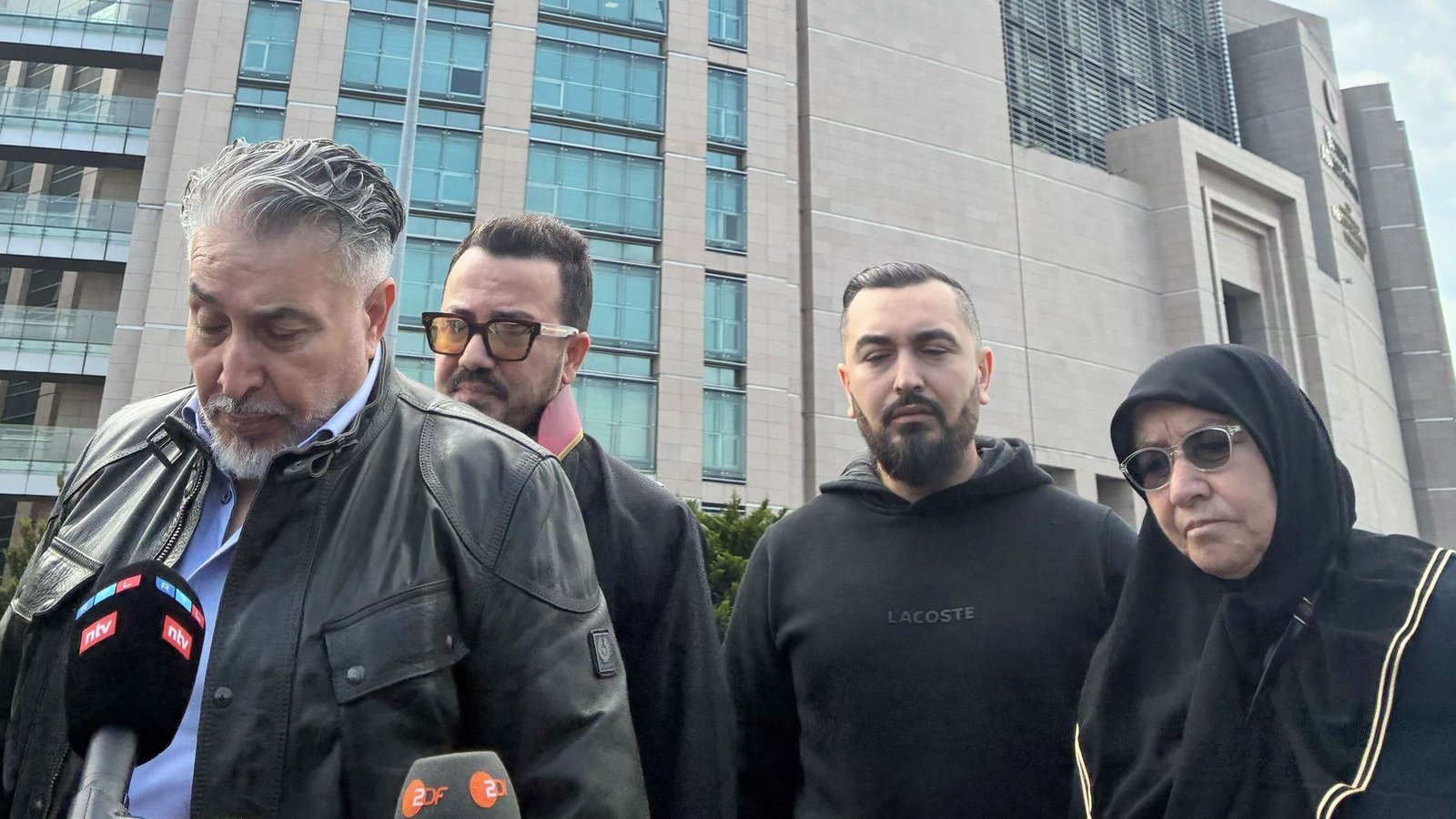 Trauernde Angehörige vor dem Prozess in Istanbul: die Eltern und der Bruder des toten Familienvaters mit ihrem Anwalt (2.v.l.)Foto: dpa/Linda Say Trauernde Angehörige vor dem Prozess in Istanbul: die Eltern und der Bruder des toten Familienvaters mit ihrem Anwalt (2.v.l.)Foto: dpa/Linda Say