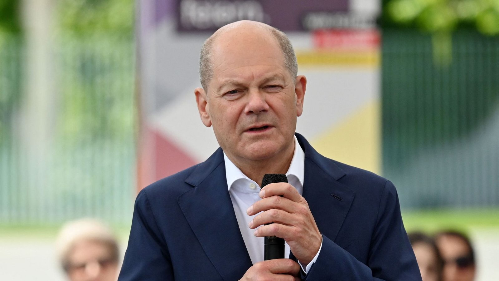 Bundeskanzler Olaf Scholz steht nach dem schwachen Abschneiden seiner SPD bei der Europawahl in der KritikFoto: AFP/RALF HIRSCHBERGER