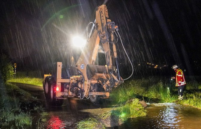 Einsatzkräfte im Dauereinsatz: Der Wetterdienst gibt keine Entwarnung fürs Wochenende.<span class='image-autor'>Foto: SDMG/SDMG / Kohls</span>
