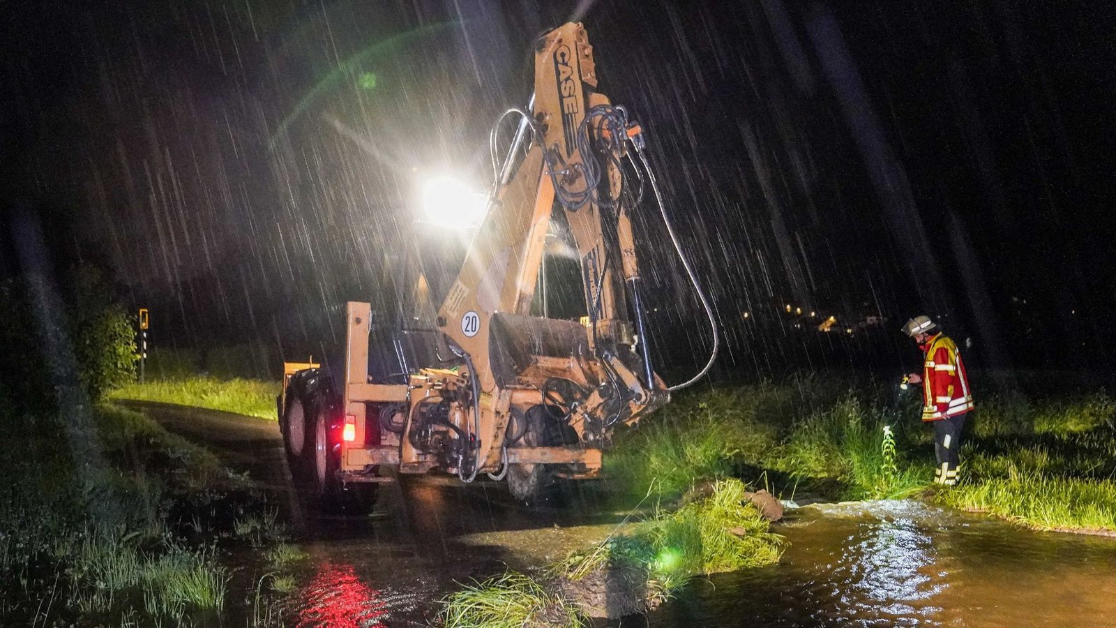 Einsatzkräfte im Dauereinsatz: Der Wetterdienst gibt keine Entwarnung fürs Wochenende.Foto: SDMG/SDMG / Kohls Einsatzkräfte im Dauereinsatz: Der Wetterdienst gibt keine Entwarnung fürs Wochenende.Foto: SDMG/SDMG / Kohls