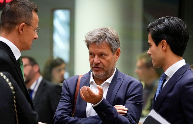 Bundeswirtschaftsminister Robert Habeck (M) mit dem ungarischen Außenminister Peter Szijjarto (l) und dem niederländischen Energieminister Rob Jetten beim Treffen in Brüssel.<span class='image-autor'>Foto: Virginia Mayo/AP/dpa</span>