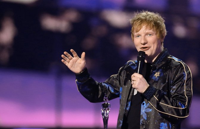 Ed Sheeran steht auf der Bühne und nimmt den Preis für den Songwriter des Jahres bei den Brit Awards 2022 entgegen. Seine musikalische Karriere hat er fest im Blick.<span class='image-autor'>Foto: Joel C Ryan/Invision via AP/dpa</span>