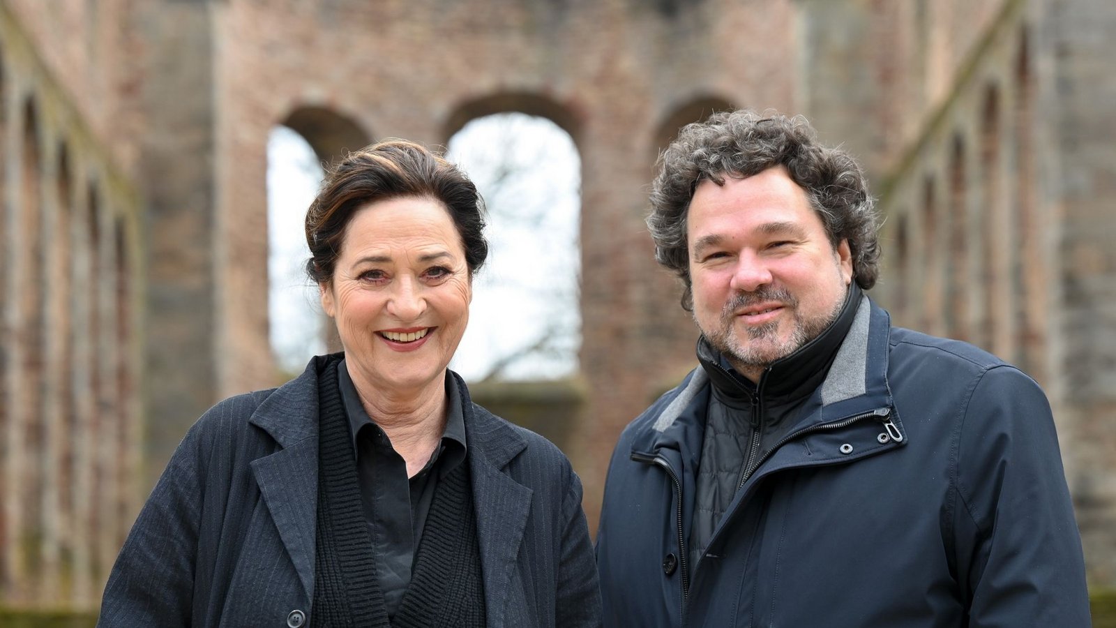 Schauspielerin Charlotte Schwab (l) mit Intendant Joern Hinkel in der Stiftsruine in Bad Hersfeld.Foto: Uwe Zucchi/dpa
