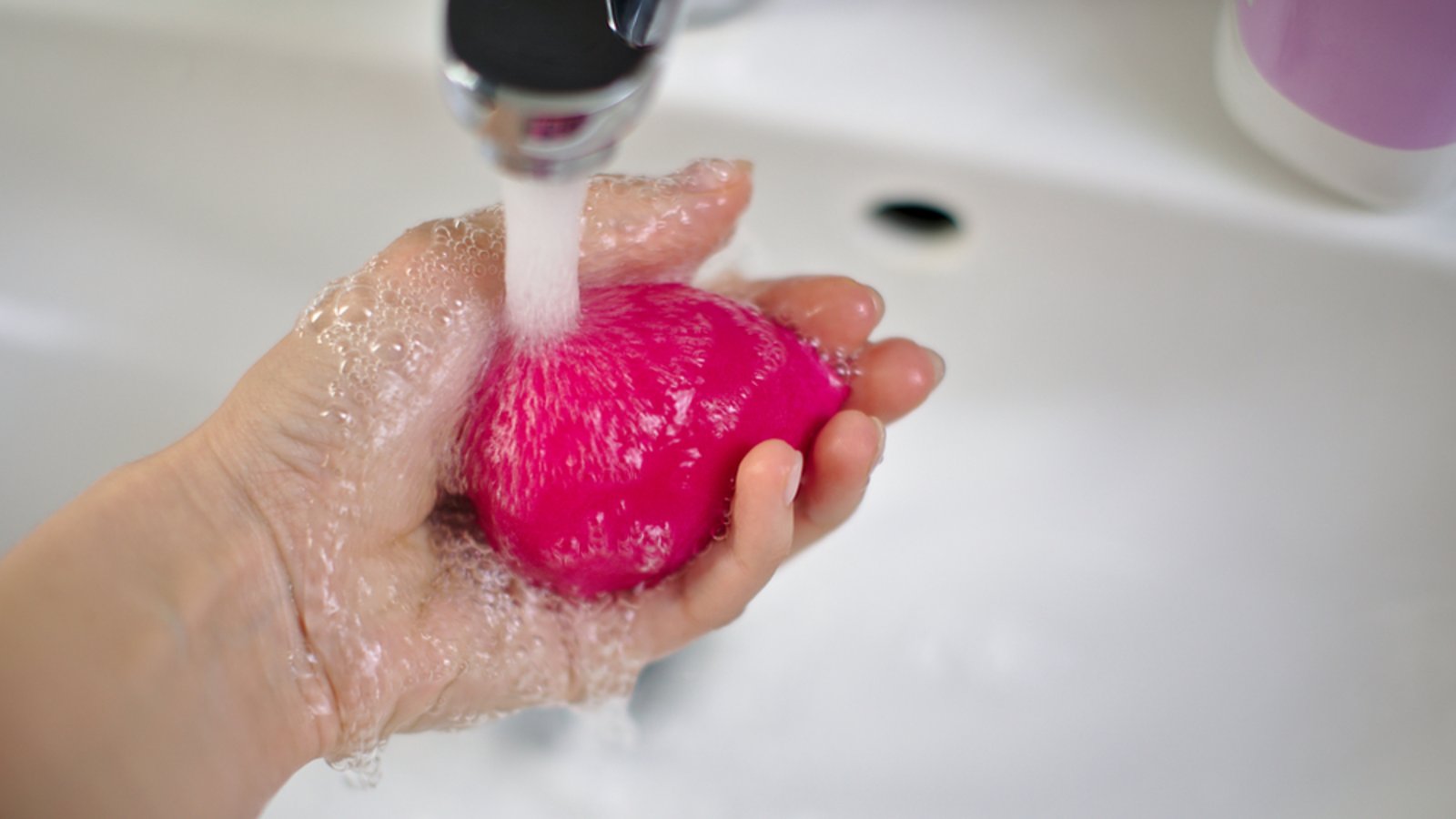 Make-up-Schwämme sollten regelmäßig gereinigt werden.Foto: Daaaria / shutterstock.com Make-up-Schwämme sollten regelmäßig gereinigt werden.Foto: Daaaria / shutterstock.com