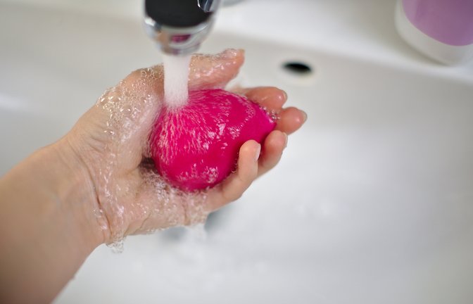 Make-up-Schwämme sollten regelmäßig gereinigt werden.<span class='image-autor'>Foto: Daaaria / shutterstock.com</span>