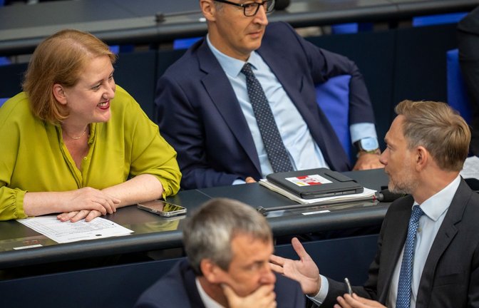Finanzminister Christian Lindner (FDP) spricht im Bundestag mit Familienministerin Lisa Paus (Grüne).<span class='image-autor'>Foto: Michael Kappeler/dpa</span>