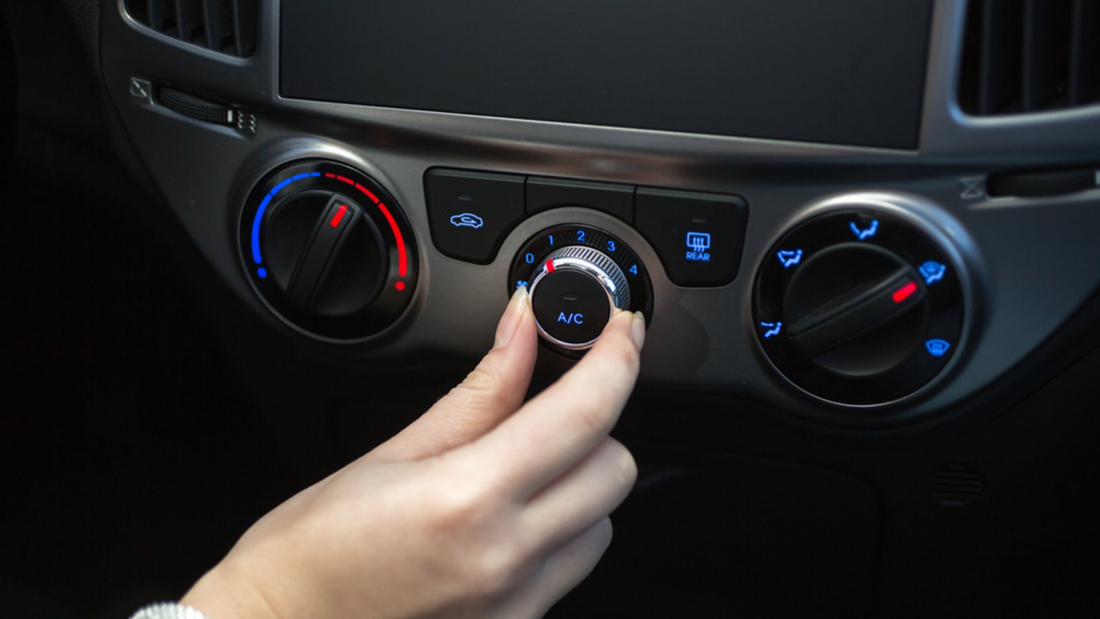 Wie viel Sprit verbraucht das Aufdrehen der Klimaanlage?Foto: kryzhov / shutterstock.com
