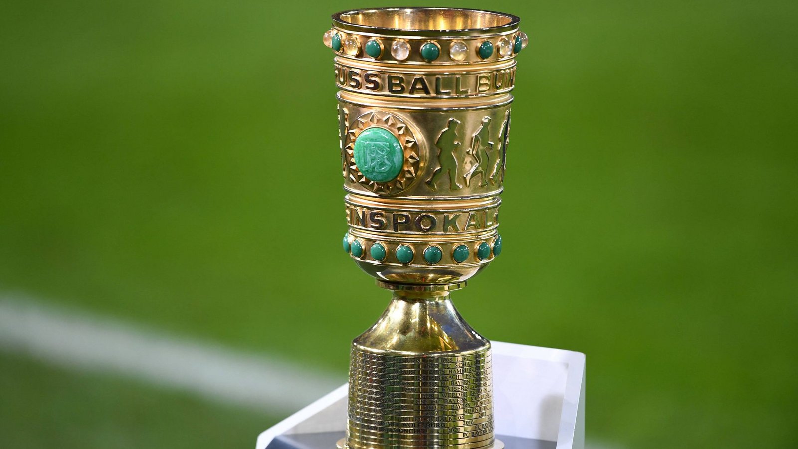 Das Objekt der Begierde: Vier Teams sind noch im Rennen um den DFB-Pokal.Foto: imago/Revierfoto