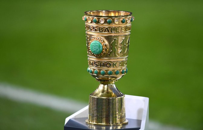 Das Objekt der Begierde: Vier Teams sind noch im Rennen um den DFB-Pokal.<span class='image-autor'>Foto: imago/Revierfoto</span>