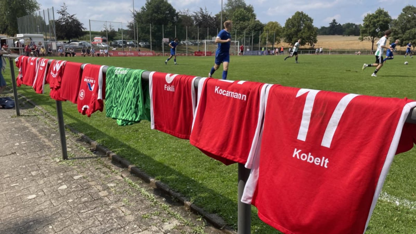 Improvisierte Wäscheleine: Nach dem Regenschauer am Samstag trocknet der spätere Finalist TSV Deizisau seine Trikots am Geländer des Rasenplatzes.Steffen Wahr