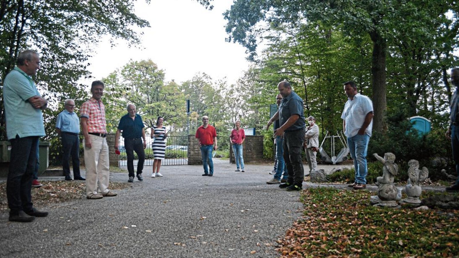 Für rund 50 000 Euro hat die Gemeinde Illingen Wege auf dem Waldfriedhof und den Feldweg in Richtung Klosterseen saniert.