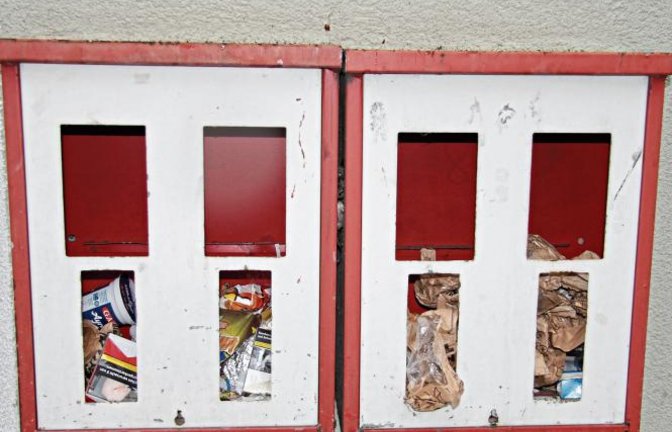 Das hat die Welt gerade noch gebraucht: einen Müll-Automaten. Gesehen in der Vaihinger Innenstadt.  Foto: Banholzer