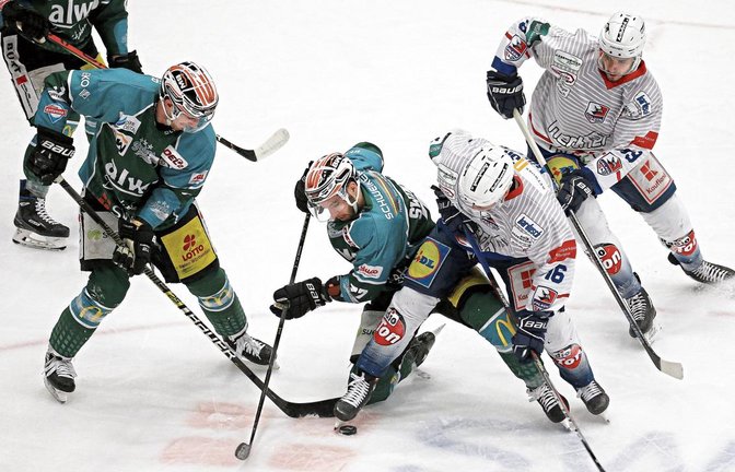 Gaben keinen Millimeter klein bei im Derby zwischen den Steelers und den Falken: (von links) die Bietigheimer Max Prommersberger und Dennis Swinnen sowie die Heilbronner Tobias Möller und Michael Knaub Foto: Baumann