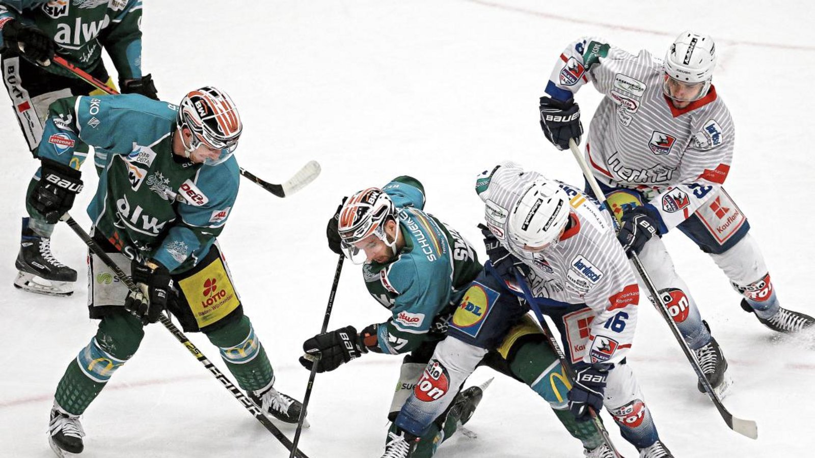 Gaben keinen Millimeter klein bei im Derby zwischen den Steelers und den Falken: (von links) die Bietigheimer Max Prommersberger und Dennis Swinnen sowie die Heilbronner Tobias Möller und Michael Knaub Foto: Baumann Gaben keinen Millimeter klein bei im Derby zwischen den Steelers und den Falken: (von links) die Bietigheimer Max Prommersberger und Dennis Swinnen sowie die Heilbronner Tobias Möller und Michael Knaub Foto: Baumann