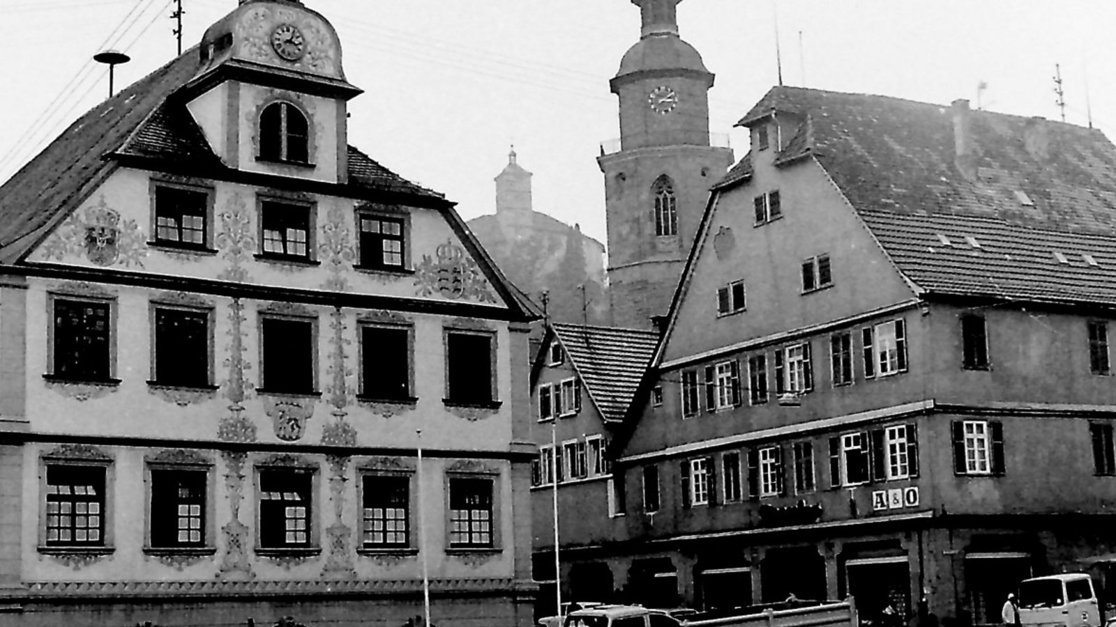 So sah der Vaihinger Marktplatz um das Jahr 1974 aus: Der Verkehr wurde mitten über den Platz geführt, auf dem auch geparkt wurde. Foto: Arning So sah der Vaihinger Marktplatz um das Jahr 1974 aus: Der Verkehr wurde mitten über den Platz geführt, auf dem auch geparkt wurde. Foto: Arning