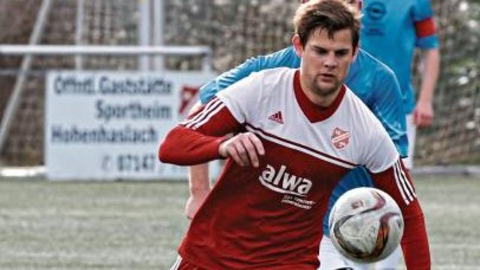 Dennis Nissan (vorne) traf zwei Mal beim 5:0 der SGM Hohenhaslach/Freudental gegen den TSV Großglattbach. Foto: Archiv/Küppers Dennis Nissan (vorne) traf zwei Mal beim 5:0 der SGM Hohenhaslach/Freudental gegen den TSV Großglattbach. Foto: Archiv/Küppers
