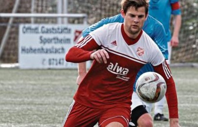 Dennis Nissan (vorne) traf zwei Mal beim 5:0 der SGM Hohenhaslach/Freudental gegen den TSV Großglattbach. Foto: Archiv/Küppers