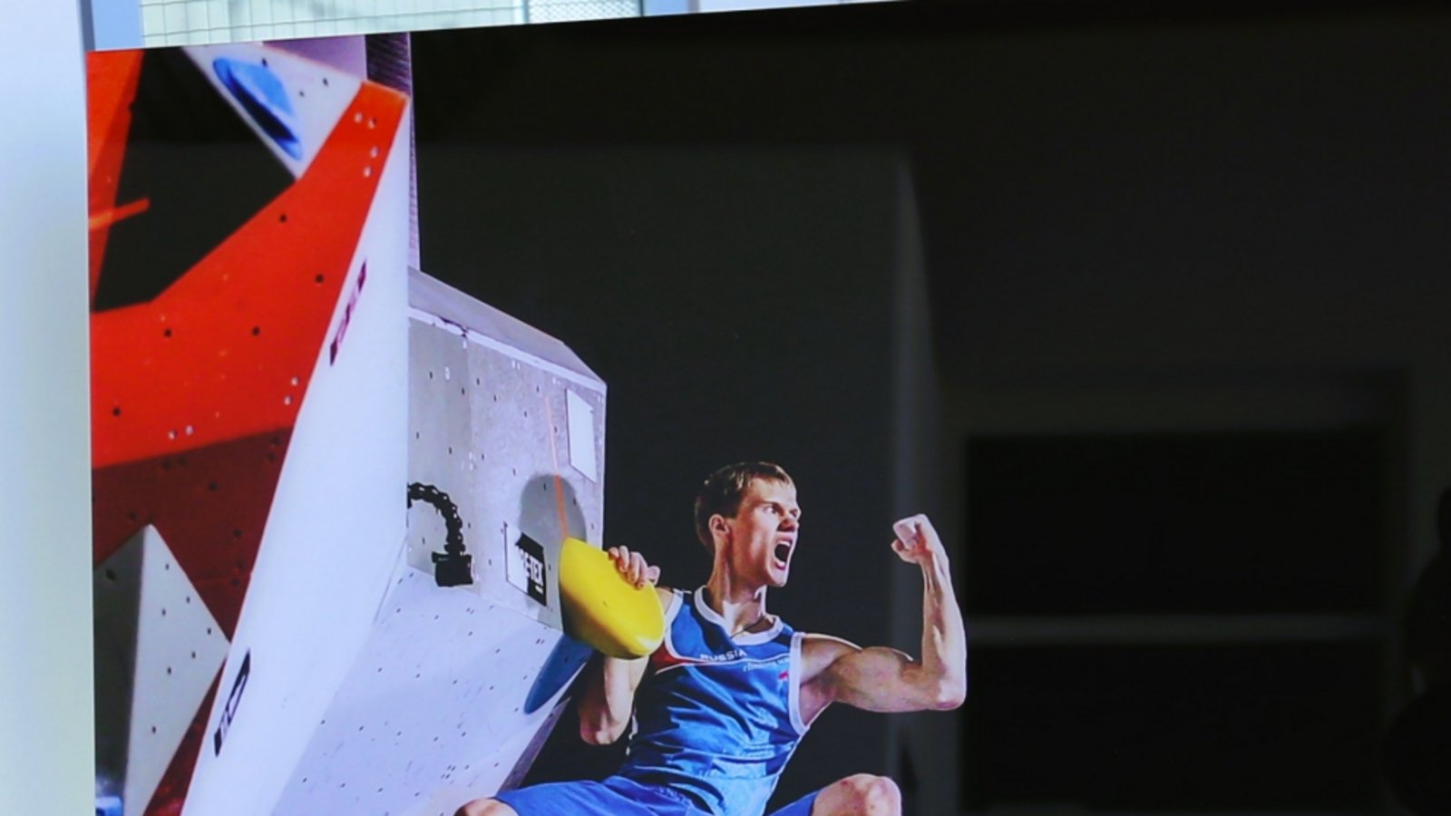 Durch die Spiegelung scheint es, als wäre Bouldern im Sersheimer Rathaus möglich.