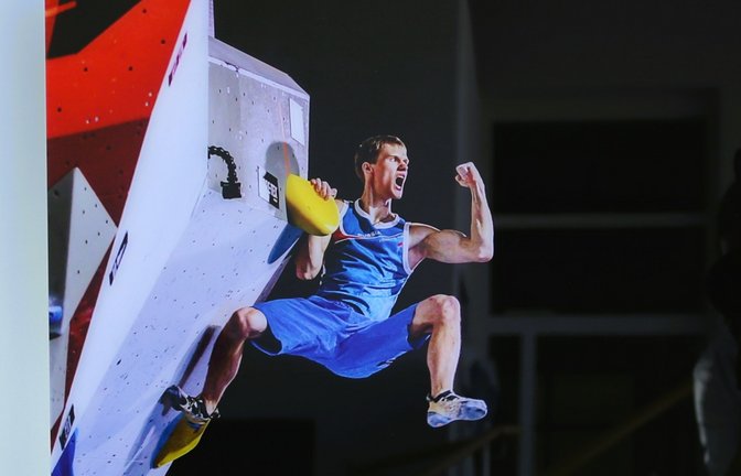 Durch die Spiegelung scheint es, als wäre Bouldern im Sersheimer Rathaus möglich.