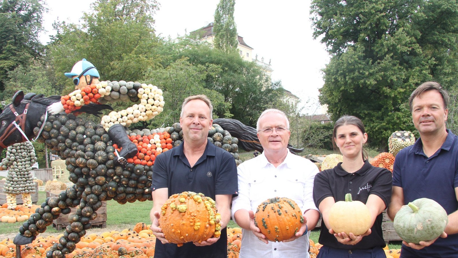 Mehr als 150 000 Kürbisse sind dieses Mal wieder für die Ausstellung „verbaut“ worden. Darüber freuen sich (von links): Stefan Hinner (Jucker Farm), Blüba-Direktor Bernhard Gieß, Alisa Käfer (Jucker Farm) und Jens Eisenmann, dessen Obsthof die Kürbisse geliefert hat. Fotos: Banholzer Mehr als 150 000 Kürbisse sind dieses Mal wieder für die Ausstellung „verbaut“ worden. Darüber freuen sich (von links): Stefan Hinner (Jucker Farm), Blüba-Direktor Bernhard Gieß, Alisa Käfer (Jucker Farm) und Jens Eisenmann, dessen Obsthof die Kürbisse geliefert hat. Fotos: Banholzer