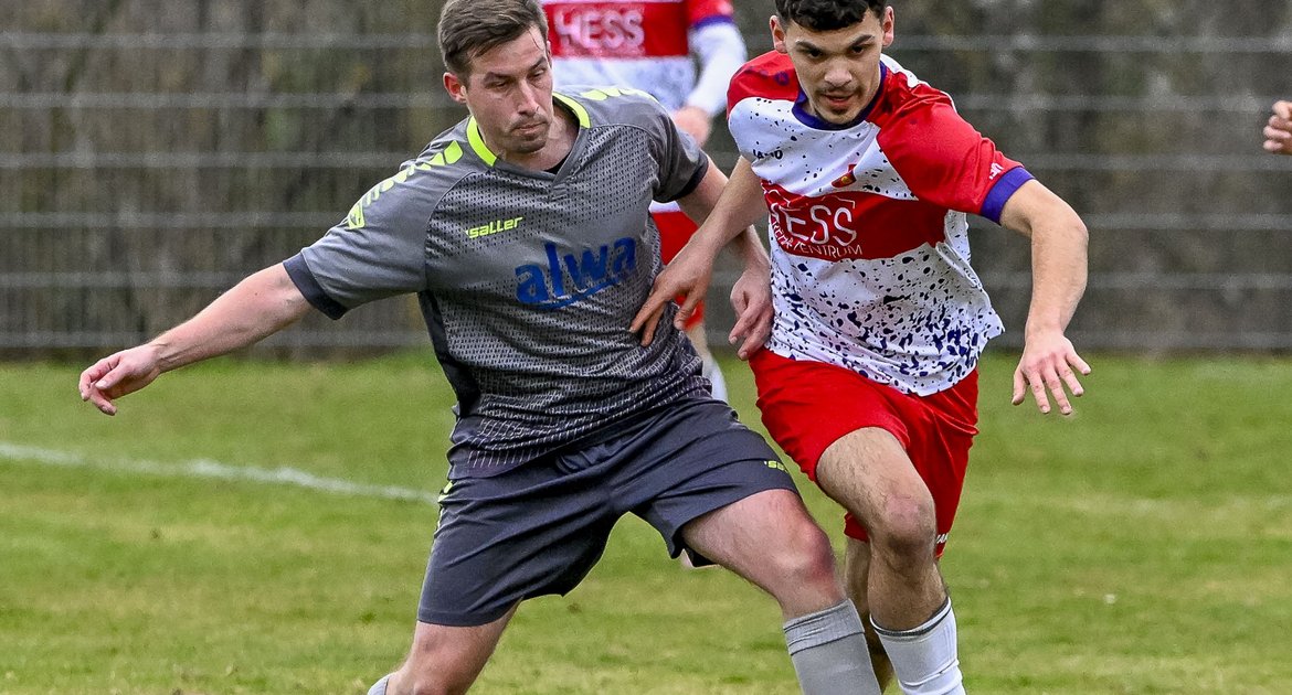 SGM Nussdorf Roßwag - SGM Hohenhaslach Freudental (grauer Dress), 2:1, 15.03.2026   Fußball, Männer, Kreisliga A3, Enz-Murr, Saison 2025 / 2026,  Zweikampf um den Ball zwischen Denis Kerkez (SGM TSV Nussdorf/FV Rosswag, #18)  und Adrian Kurz (SGM SC Hohenhaslach-SV Freudental, #04) 