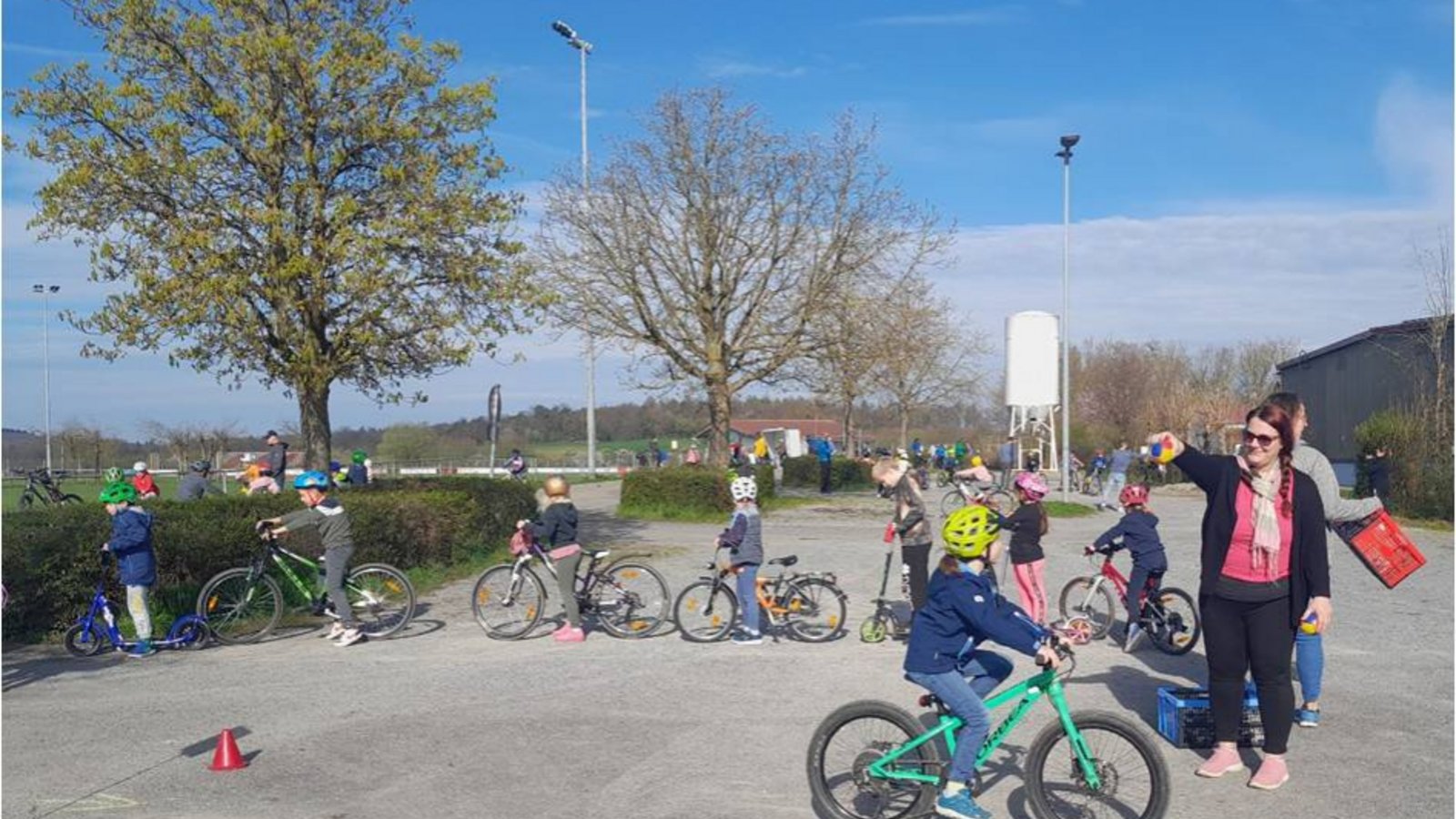 Volle Konzentration: Die Kinder der Großglattbacher Grundschule sind bei den Übungen ganz bei der Sache.  Foto: p